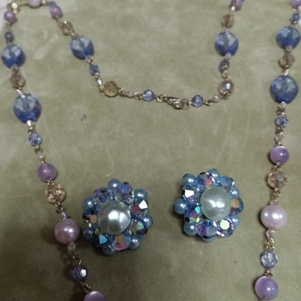 VINTAGE BLUE AB BEADED AND FAUX PEARL NECKLACE &  CLIP EARRING SET